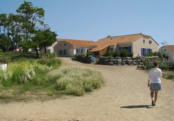 Le chemin de sable vers la résidence