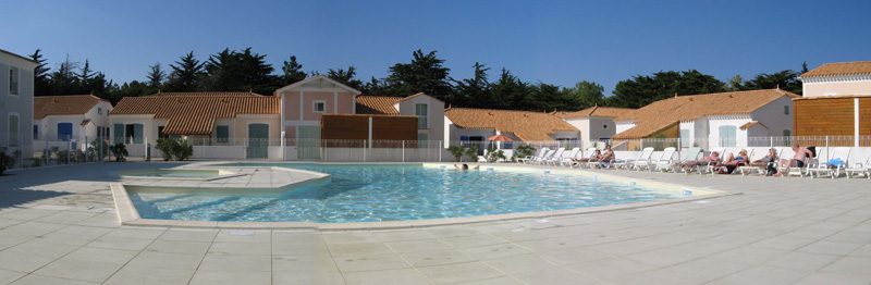 Vue panoramique de la piscine et de la pataugeoire de la résidence